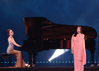 Zeng Beibei's Debut at Hunan Satellite TV's 2025 New Year's Eve Gala